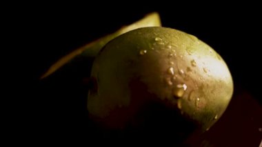 Siyah arkaplanda dönen mango meyveleri. Tüm mango meyvelerinin görüntüsü