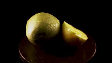Siyah arkaplanda dönen mango meyveleri. Tüm mango meyvelerinin görüntüsü