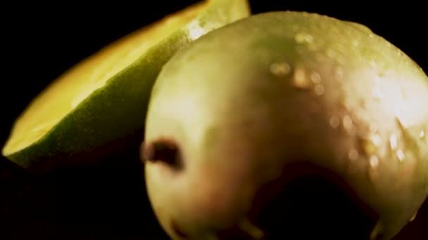 Φρούτα Μάνγκο Που Περιστρέφονται Μαύρο Φόντο Προβολή Ολόκληρων Καρπών Μάνγκο — Αρχείο Βίντεο