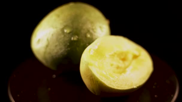 Owoce Mango Obracające Się Czarnym Tle Widok Całych Owoców Mango — Wideo stockowe