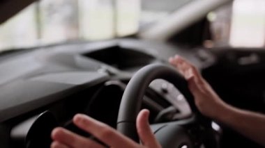 Otomobil satış merkezinde. Araba satıcısı genç bir aileye yeni otomobil satıyor. Araba galerisinde yeni bir araba seçen genç ve güzel bir çift.