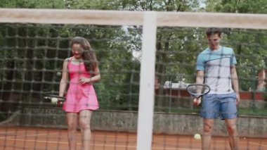Tenis Kortu Tenis oynayarak sporcumuz yardımcı Koç