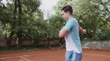 Tenis Kortu Tenis oynayarak sporcumuz yardımcı Koç