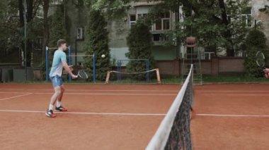 Tenis Kortu Tenis oynayarak sporcumuz yardımcı Koç