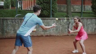 Tenis Kortu Tenis oynayarak sporcumuz yardımcı Koç