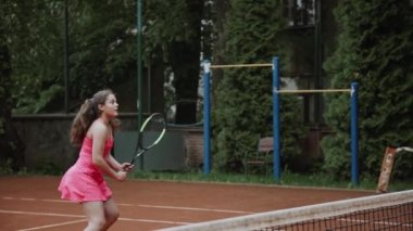 Tenis Kortu Tenis oynayarak sporcumuz yardımcı Koç