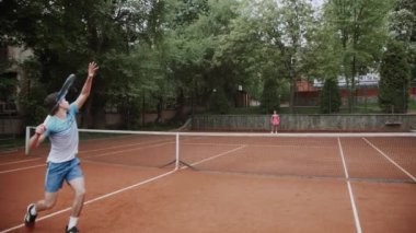 Tenis Kortu Tenis oynayarak sporcumuz yardımcı Koç