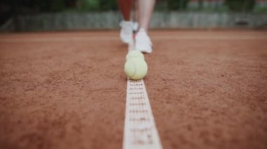 Tenis Kortu Tenis oynayarak sporcumuz yardımcı Koç