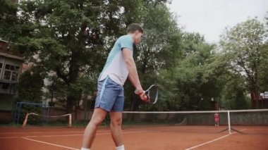 Tenis Kortu Tenis oynayarak sporcumuz yardımcı Koç