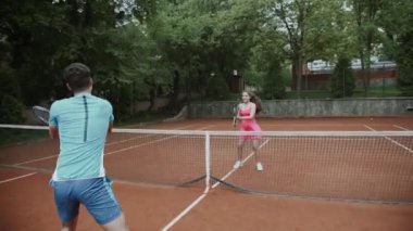 Tenis Kortu Tenis oynayarak sporcumuz yardımcı Koç