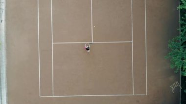 Tenis Kortu Tenis oynayarak sporcumuz yardımcı Koç