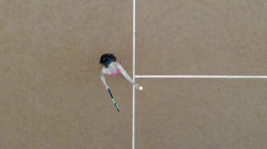 Tenis Kortu Tenis oynayarak sporcumuz yardımcı Koç