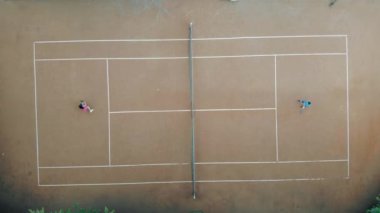 Tenis Kortu Tenis oynayarak sporcumuz yardımcı Koç