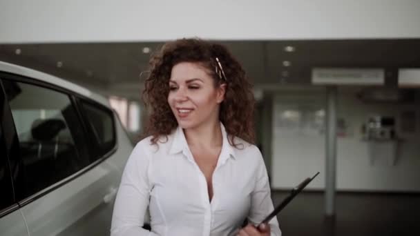 Centrum Sprzedaży Samochodów Sprzedawca Samochodów Sprzedających Nowy Samochód Młodej Rodziny — Wideo stockowe