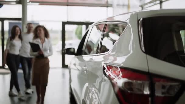 Otomobil Satış Merkezinde Araba Satıcısı Genç Bir Aileye Yeni Otomobil — Stok video