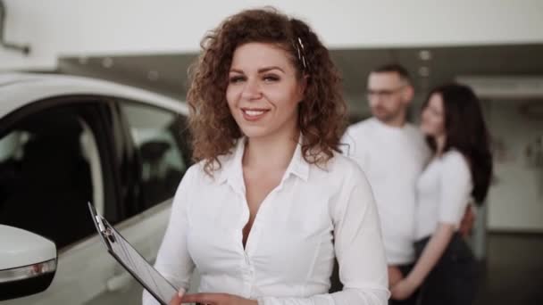 Automobil Verkaufszentrum Autoverkäufer Verkauft Neues Auto Junge Familien Schönes Junges — Stockvideo