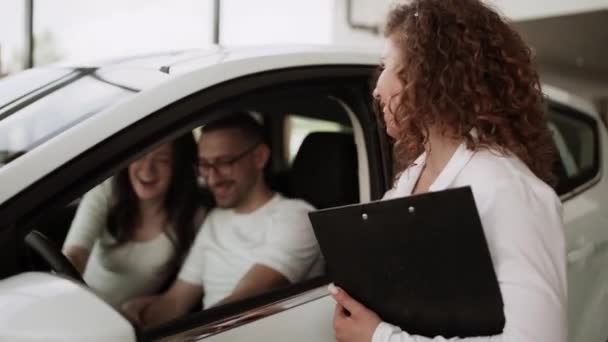 Центрі Продажу Автомобілів Продавці Автомобілів Продають Новий Автомобіль Молодій Сім — стокове відео