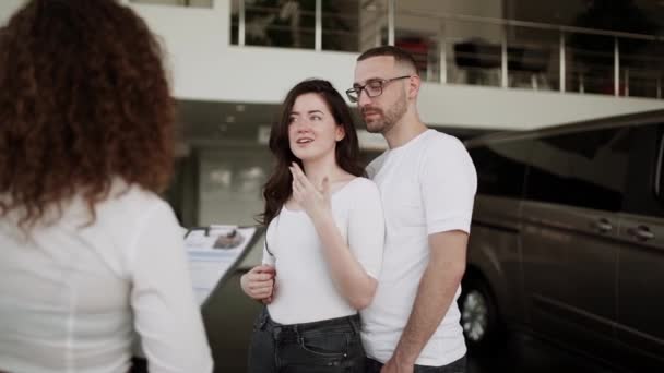 Automobil Verkaufszentrum Autoverkäufer Verkauft Neues Auto Junge Familien Schönes Junges — Stockvideo