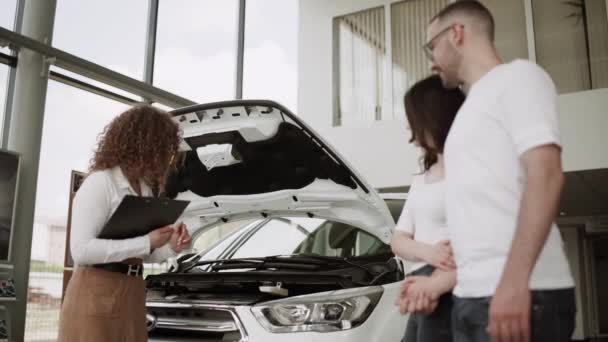 Otomobil Satış Merkezinde Araba Satıcısı Genç Bir Aileye Yeni Otomobil — Stok video