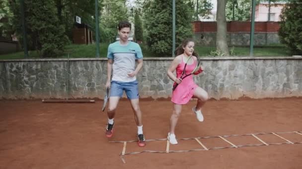 Entrenador Ayudando Deportista Jugar Tenis Cancha Tenis — Vídeos de Stock