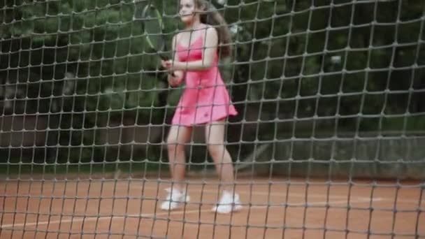 Тренер Який Допомагає Спортсменці Грати Теніс Тенісному Корті — стокове відео