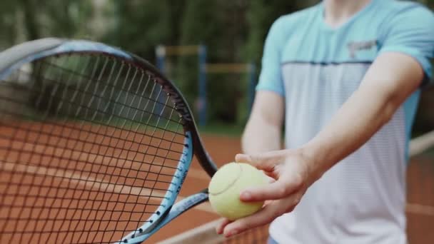 教练协助运动员在网球场打网球 — 图库视频影像
