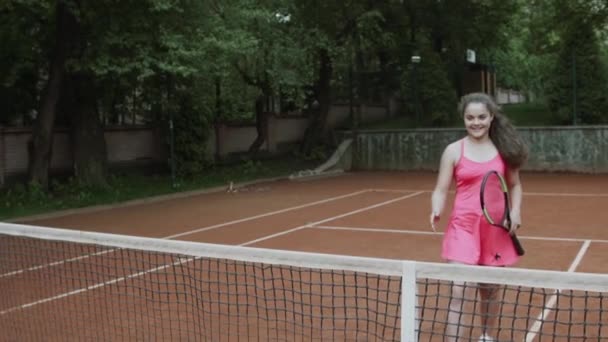 Тренер Помогающий Спортсменке Играть Теннис Теннисном Корте — стоковое видео