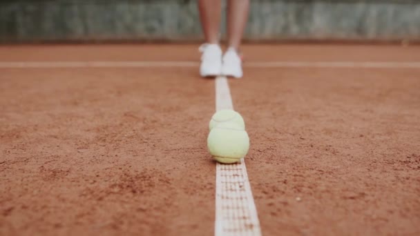 教练协助运动员在网球场打网球 — 图库视频影像