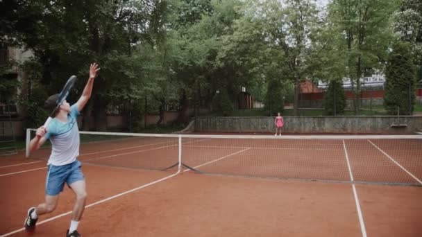 Entrenador Ayudando Deportista Jugar Tenis Cancha Tenis — Vídeos de Stock