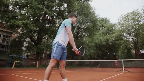 Тренер Помогающий Спортсменке Играть Теннис Теннисном Корте — стоковое видео