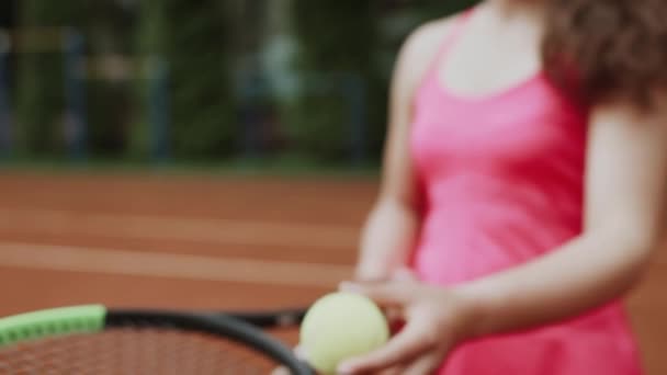 Entrenador Ayudando Deportista Jugar Tenis Cancha Tenis — Vídeo de stock