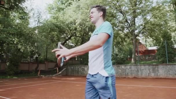 Trainer Unterstützt Sportlerin Beim Tennisspielen Auf Dem Tennisplatz — Stockvideo