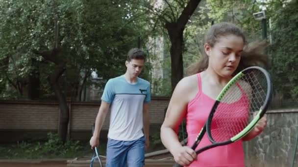 Entrenador Ayudando Deportista Jugar Tenis Cancha Tenis — Vídeo de stock