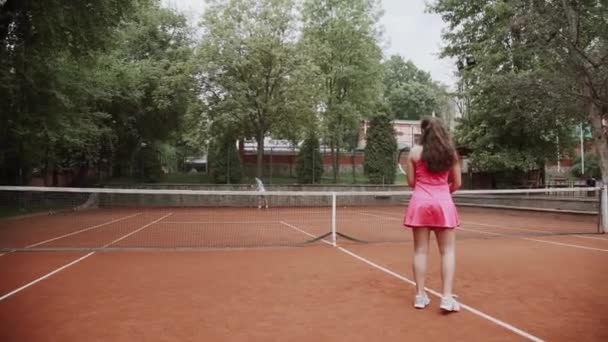 Entrenador Ayudando Deportista Jugar Tenis Cancha Tenis — Vídeos de Stock