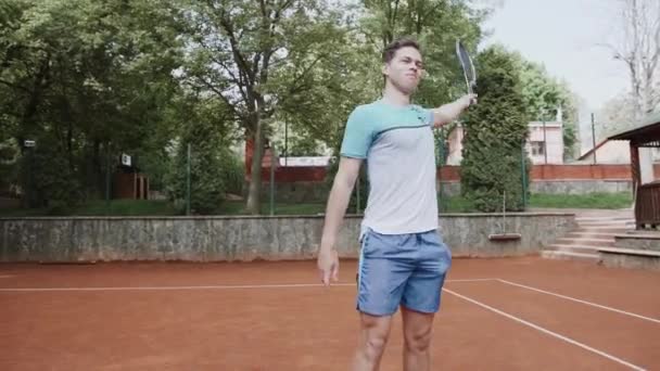 Trainer Unterstützt Sportlerin Beim Tennisspielen Auf Dem Tennisplatz — Stockvideo