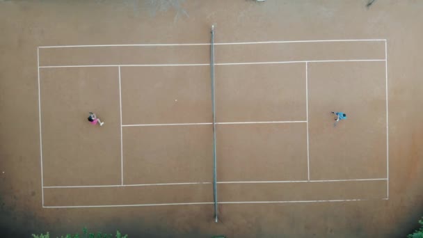 テニスコートでテニスでスポーツウーマンの支援コーチ — ストック動画