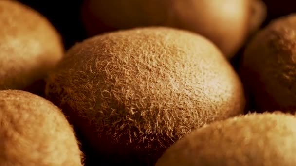 Zbliżenie Owoców Kiwi Obracających Się Czarnym Tle Zbliżenie Świeże Smaczne — Wideo stockowe