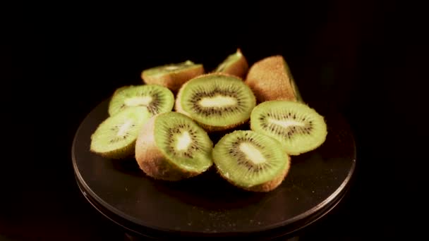 Zbliżenie Owoców Kiwi Obracających Się Czarnym Tle Zbliżenie Świeże Smaczne — Wideo stockowe