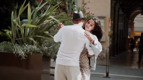 Felice Coppia Viaggio Vacanza Divertimento Turisti Città Amore Baciare Stile — Video Stock