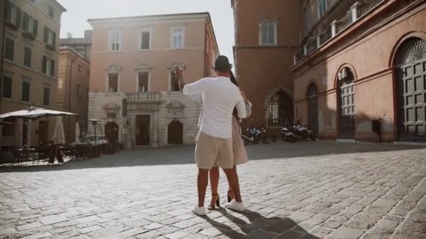 Szczęśliwa Para Podróże Wakacje Zabawa Turyści Miasto Miłość Kissing Styl — Wideo stockowe