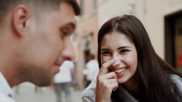 Szczęśliwa Para Podróże Wakacje Zabawa Turyści Miasto Miłość Kissing Styl — Wideo stockowe