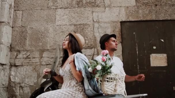 Feliz Casal Viagem Férias Divertidos Turistas Cidade Amor Beijar Estilo — Vídeo de Stock