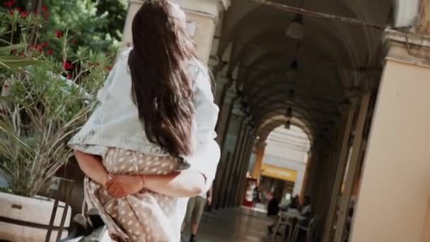 Felice Coppia Viaggio Vacanza Divertimento Turisti Città Amore Baciare Stile — Video Stock