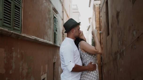 Feliz Casal Viagem Férias Divertidos Turistas Cidade Amor Beijar Estilo — Vídeo de Stock