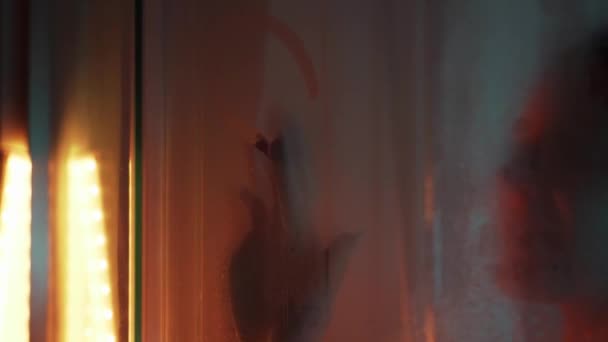 美丽而活泼的女人身在浴室里 用激情触摸着自己在水底缓缓滴下的身体 Neon Background — 图库视频影像