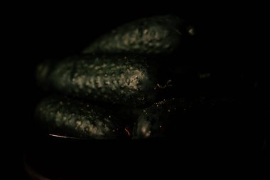 Siyah arka planda salatalıklar. Yaklaş.