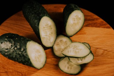 Siyah arka planda salatalıklar. Yaklaş.