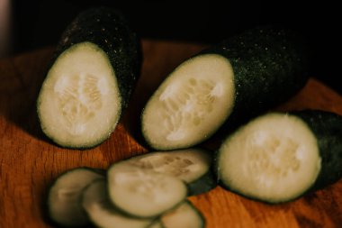 Siyah arka planda salatalıklar. Yaklaş.