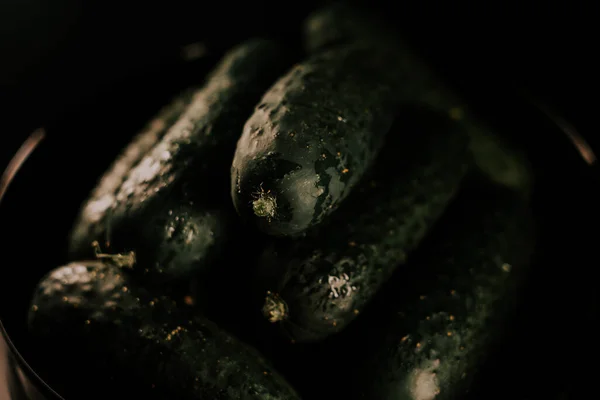 Siyah Arka Planda Salatalıklar Yaklaş — Stok fotoğraf