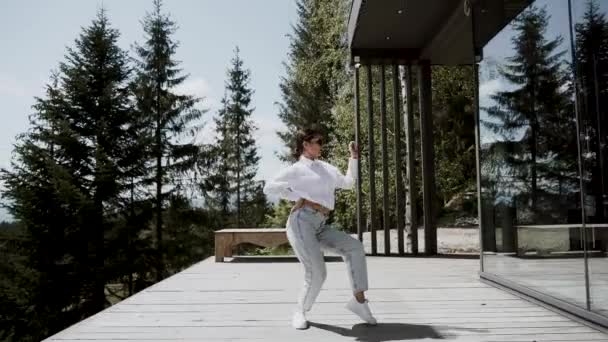 Una Mujer Bailarina Con Una Camisa Blanca Gafas Baila Magistralmente — Vídeos de Stock